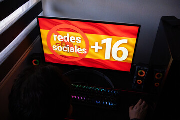 Concepto de Restricci&oacute;n de Edad en Redes Sociales para Espa&ntilde;a en Monitor, Gr&aacute;fico de Redes Sociales +16 con Fondo de la Bandera de Espa&ntilde;a