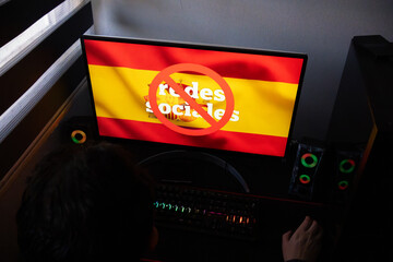 Concepto de Censura y Prohibici&oacute;n de Redes Sociales en Espa&ntilde;a, Gr&aacute;fico de Control de Internet con Bandera de Espa&ntilde;a en Monitor de Computadora