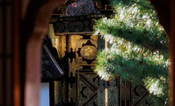 Golden Light: Dazzling Carvings of a Karamon in the Sunset.