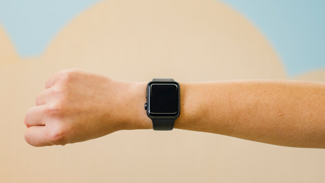 Man using a smartwatch showing a blank black screen