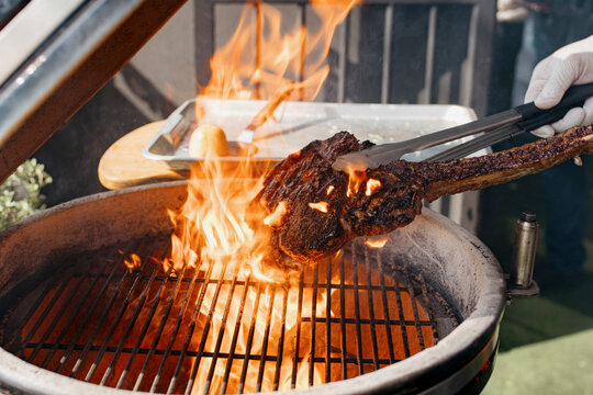 Cooking a Tomahawk steak on an outdoor grill