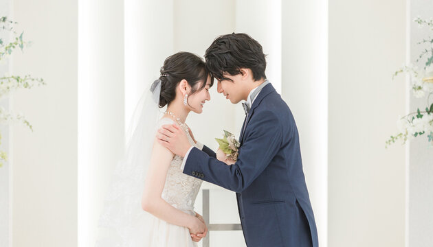 結婚式で誓いのキスをする新郎新婦(おでこ,額)