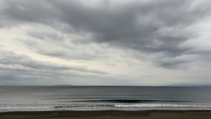 低い雲に覆われた静かな海の風景