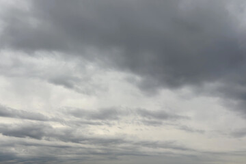 Obraz premium 重たい雲が広がる曇天の空
