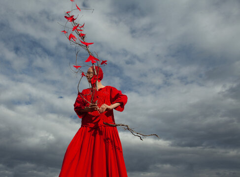 A woman with the red birds 