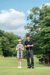 ゴルフ場にいるゴルファーの男女（ゴルフ教室・コーチ・夫婦・カップル）