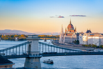 Obraz premium Hungarian Parliament and Chain bridge