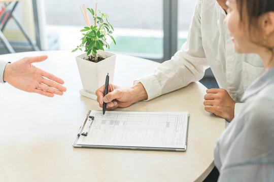 Customers filling out questionnaires, medical questionnaires, and counseling sheets