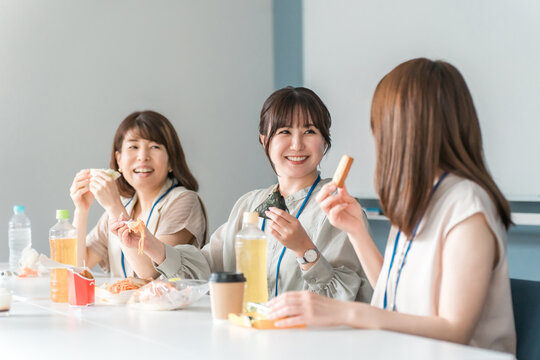 社員食堂・休憩室でランチするビジネスウーマン
