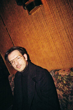Retro Lounge direct flash Copy Space Portrait