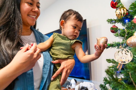 family decorating christmas tree 