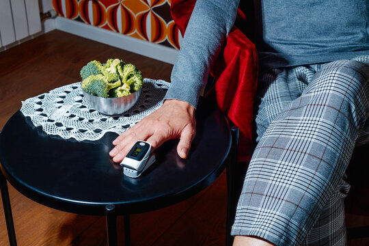 a man measuring oxygen saturation with a pulse oximeter