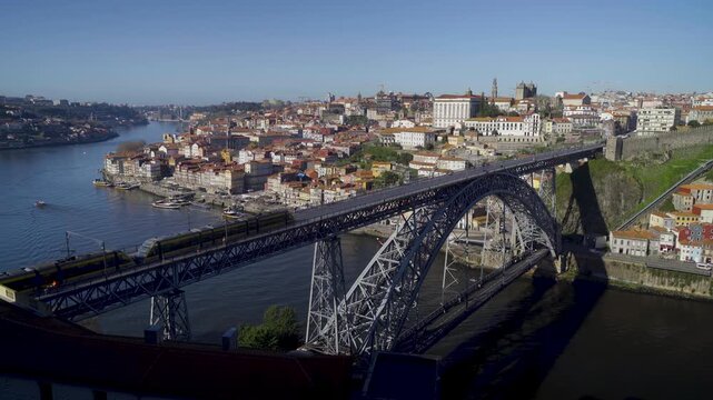 View of the upper metallic structure of the Dom Luis Bridge.