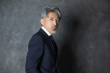 スーツを着る経営者のビジネスマンのイメージ　カメラ目線