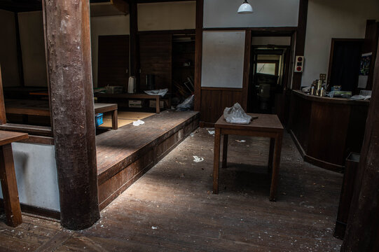 廃業した温泉街にある旅館跡
