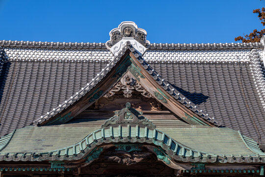 青空に映える日本の神社建築｜伝統的な屋根と彫刻美