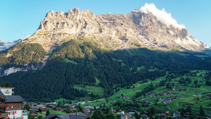スイスのグリンデルワルトから見上げる夕日に照らされたアイガーの北壁