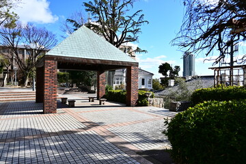 神戸・北野町広場のレンガ造り東屋と冬の青空が広がる風景