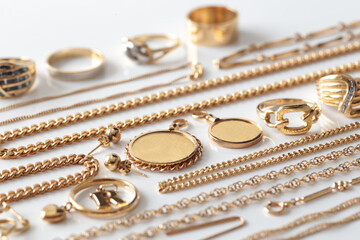 金を含む貴金属類のアクセサリーを並べた集合写真