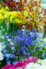 Obraz premium Bright blooms in a stunning array of colors fill the market stall, inviting onlookers to admire