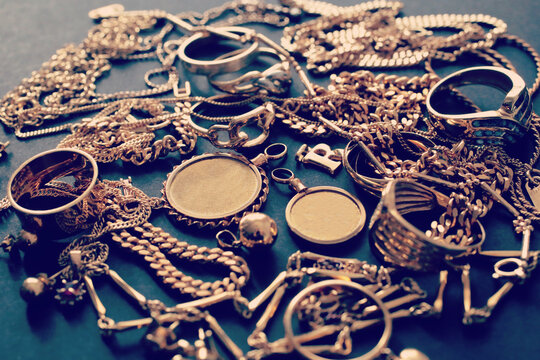 金を含む貴金属類のアクセサリーを並べた集合写真