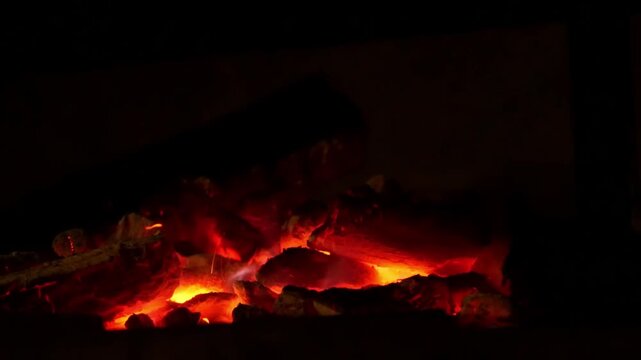B&ucirc;che en feu avec &eacute;clats dans un feu de camp &ndash; gros plan