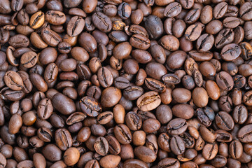 Obraz premium Detailed view lightly roasted coffee beans, slowbrew preparation vibe with warm natural light, delicate brown shades and matte surface suggesting gentle pourover ritual