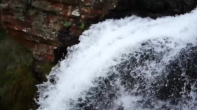 Gros plan d&rsquo;une cascade &ndash; flux d&rsquo;eau puissant et courant fort
