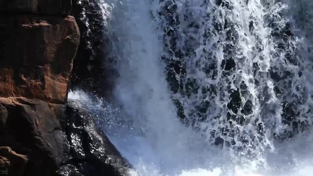 Gros plan sur une chute d&rsquo;eau &ndash; mouvement et &eacute;claboussures