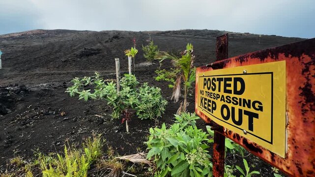 No entry sign by lush plants on Hawaii's Ahu&lsquo;Ailā&lsquo;au Fissure