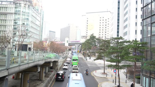 서울역 근처의 이동하고 있는 자동차들