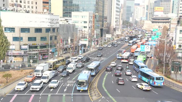 서울역 근처의 이동하고 있는 자동차들