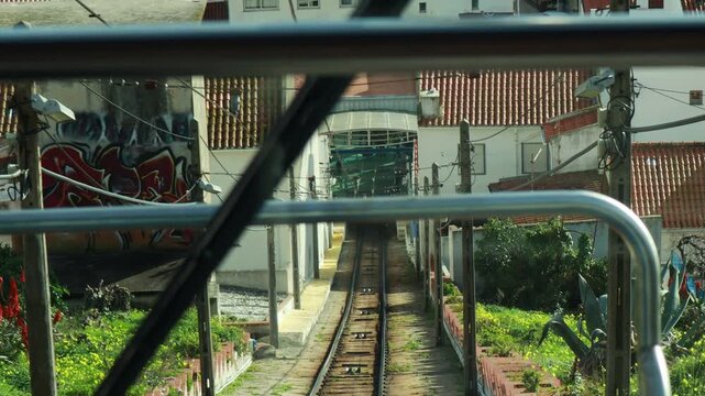 It is a funicular built to move people to higher ground.고지대로 사람들을 이동하기위해 만든 푸니쿨라입니다.
