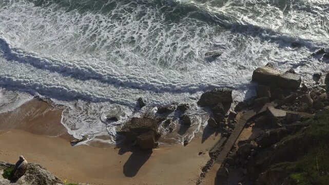 The waves are crashing hard on the beach.해변에 파도가 거세게 칩니다.