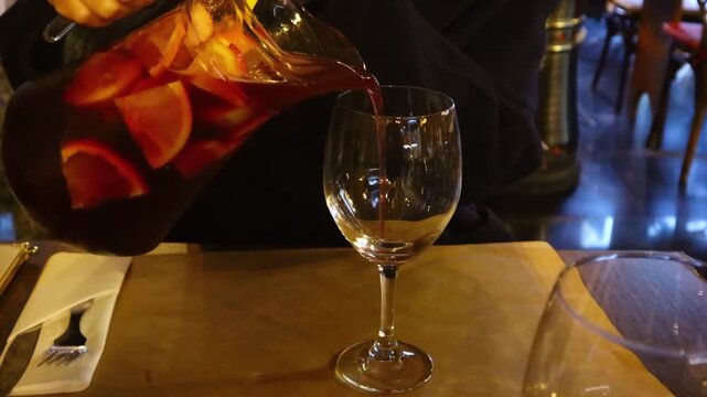 샹그리아는 각종과일과 시나몬등을 피쳐에 넣어 만든 와인입니다.Sangria is a wine made with various fruits and cinnamon.