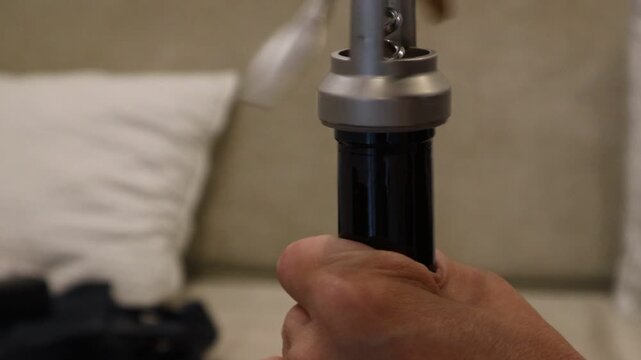 Opening a wine cork with a corkscrew.코르크스크류로 와인의 마개를 열고있습니다.