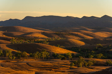 FLINDERS RANGES NATIONAL PARK AT SUNSET, SOUTH AUSTRALIA, AUSTRALIA