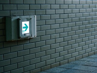 日本の暗い地下道の非常口誘導灯