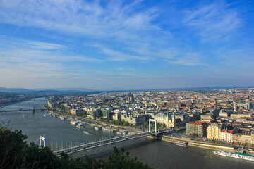 Fototapeta premium Majestic Danube Panorama: Elizabeth Bridge and the Budapest Skyline from Gellért Hill