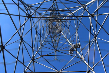 鉄塔内部から見上げた幾何学的構造と青空