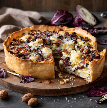 d&rsquo;une torta salata rustica al radicchio, noci e speck, cuite dans un moule rond et pr&eacute;sent&eacute;e sur une planche en bois dans une cuisine chaleureuse et moderne. La p&acirc;te bris&eacute;e est dor&eacute;e et croustillante