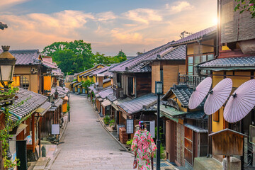 Obraz premium Girl wearing a traditional Japanese kimono with red umbrella at old town Kyoto, Japan