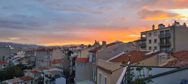 Magnifique lever de soleil au-dessus de Marseille vu depuis un balcon du quartier d'Endoume
