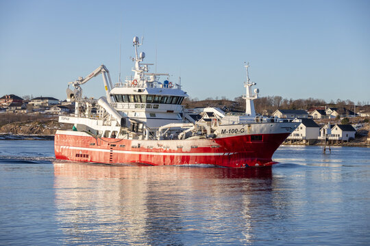 TOPAS&nbsp;(IMO: 9577666) is a&nbsp;Fishing Vessel&nbsp;and is sailing under the flag of&nbsp;NORWAY. Her length overall (LOA) is 34.07 meters and her width is 9.5 meters.