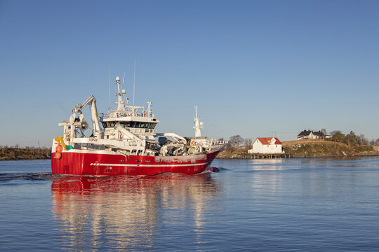 TOPAS&nbsp;(IMO: 9577666) is a&nbsp;Fishing Vessel&nbsp;and is sailing under the flag of&nbsp;NORWAY. Her length overall (LOA) is 34.07 meters and her width is 9.5 meters.