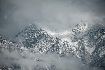 Obraz premium Snow covered mountains and clouds.