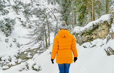 Wanderin in Pfanngraben Winterlandschaft Schnee
