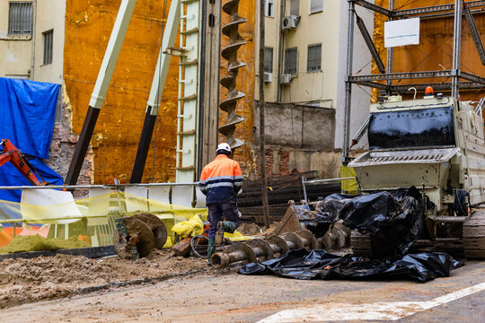 Drilling rig for deep foundation pile construction in urban area