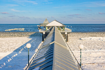 &Uuml;ber den D&auml;chern der winterlichen Seebr&uuml;cke