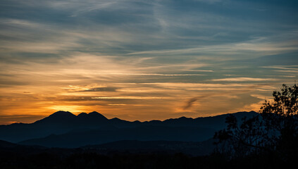Obraz premium Sunset, especially in some Italian locations, such as Molise and the province of Isernia, is a magical moment that fills the heart with joy and serenity